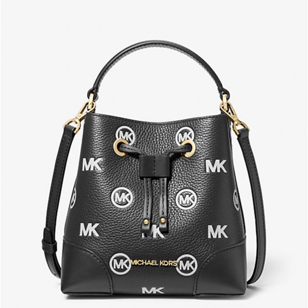 MICHAEL KORS
Mercer Small Logo Embossed Leather Bucket Bag
COLOR BLACK
NWT